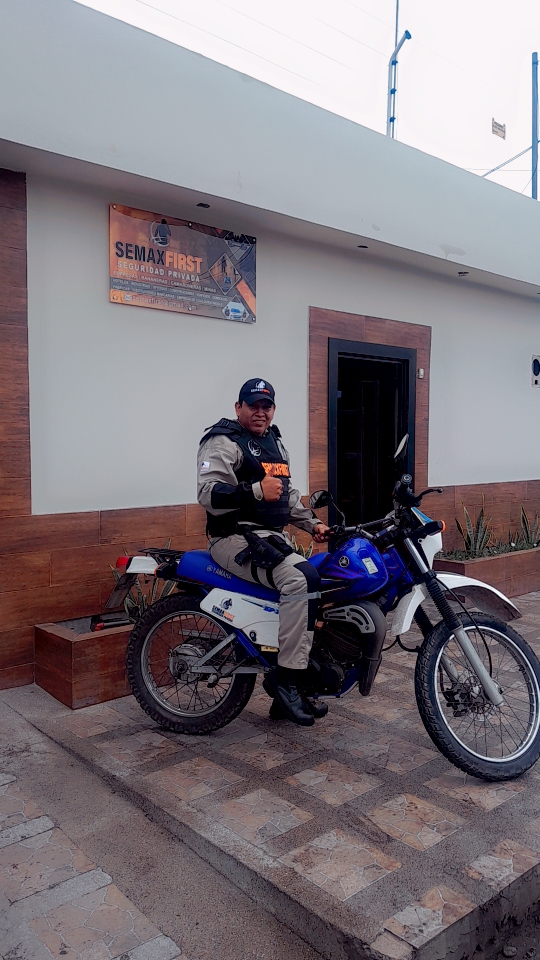 Efectivo motorizado Semaxfirst Cía. Ltda. con comunicación móvil